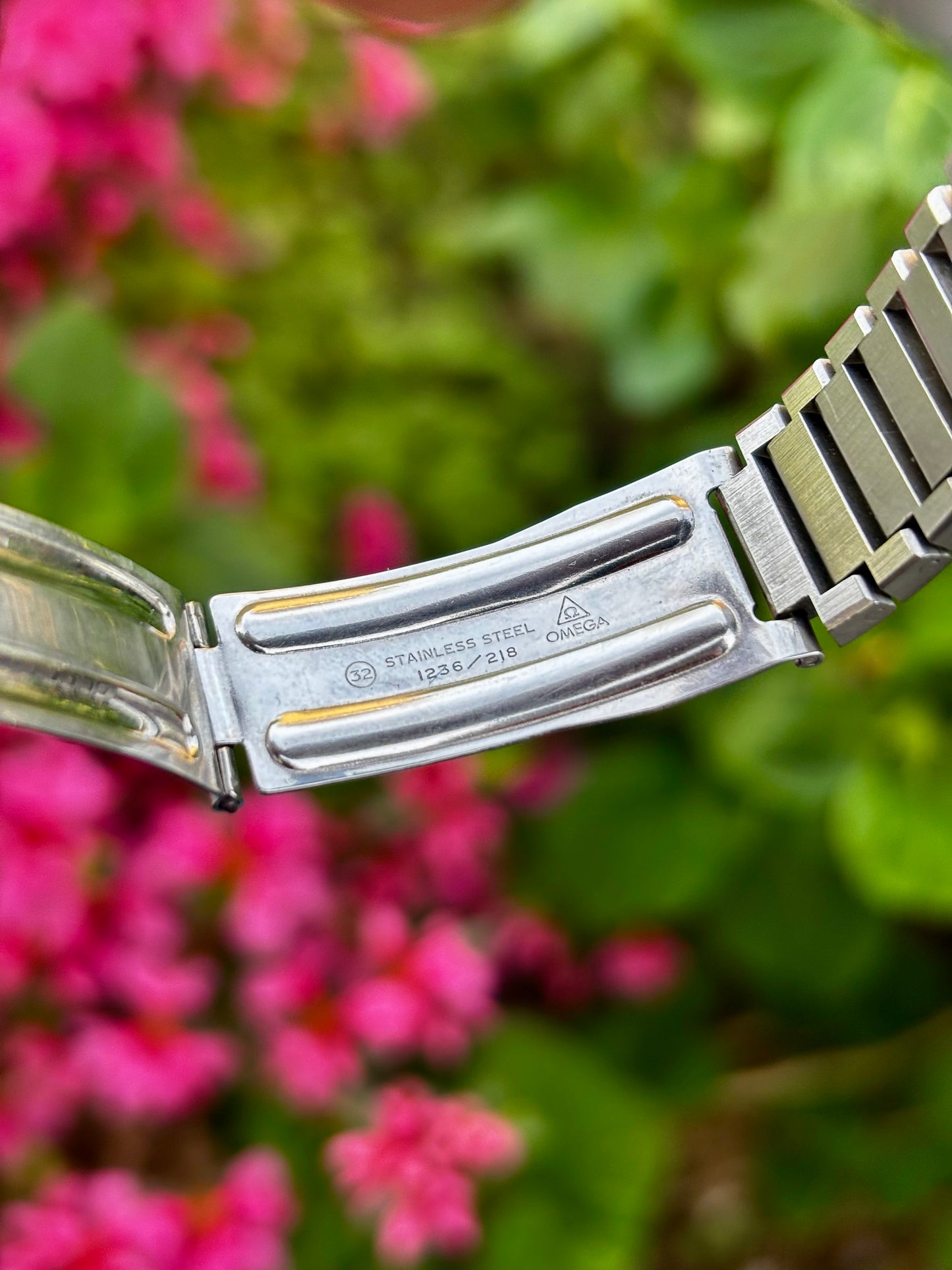 Omega Genève Megaquartz