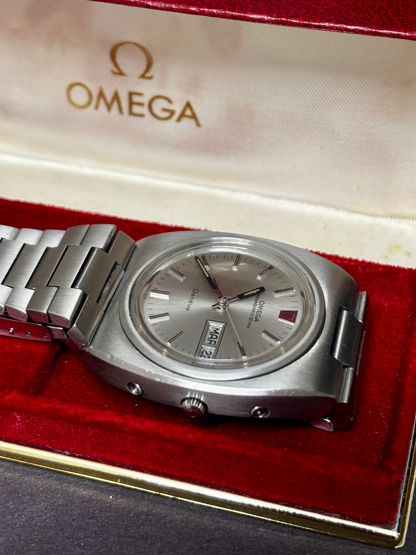 Omega Genève Megaquartz