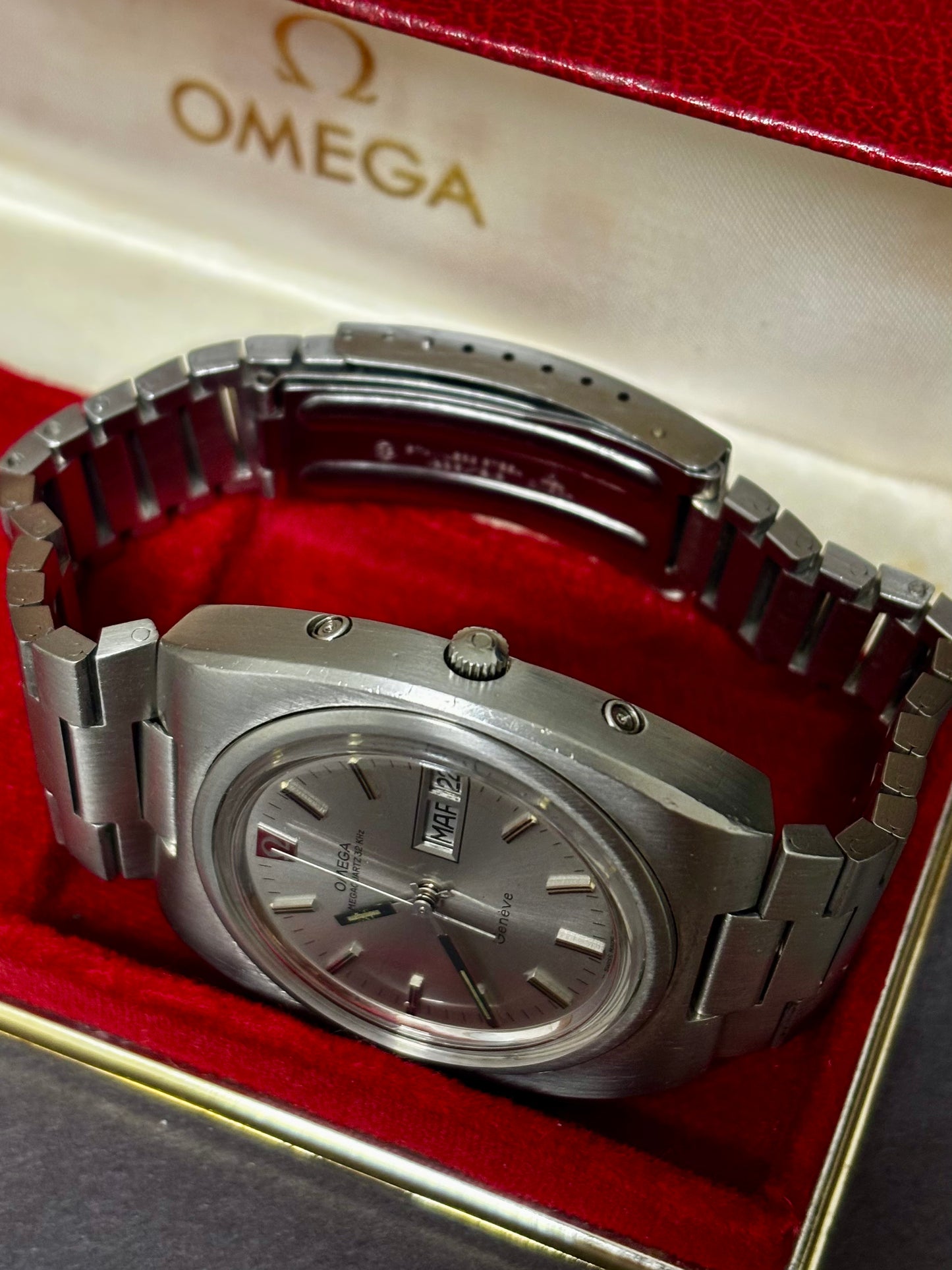 Omega Genève Megaquartz