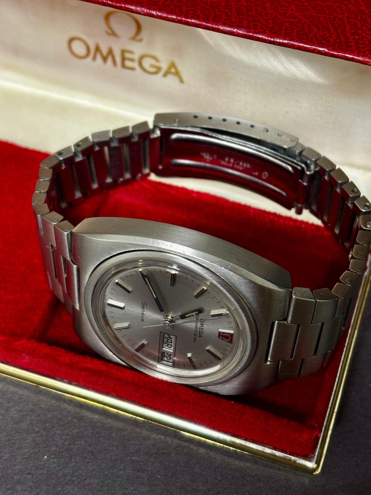 Omega Genève Megaquartz
