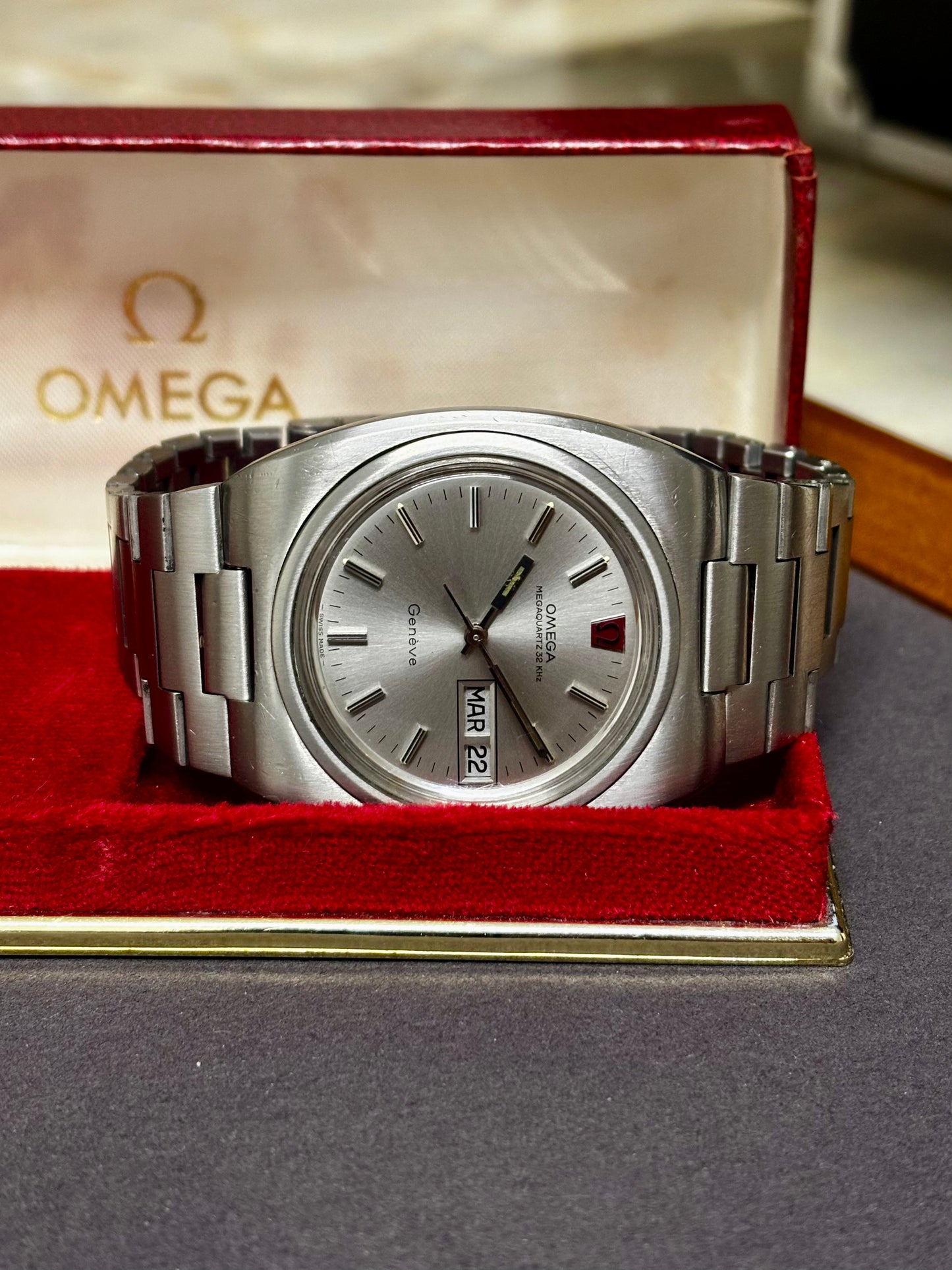 Omega Genève Megaquartz